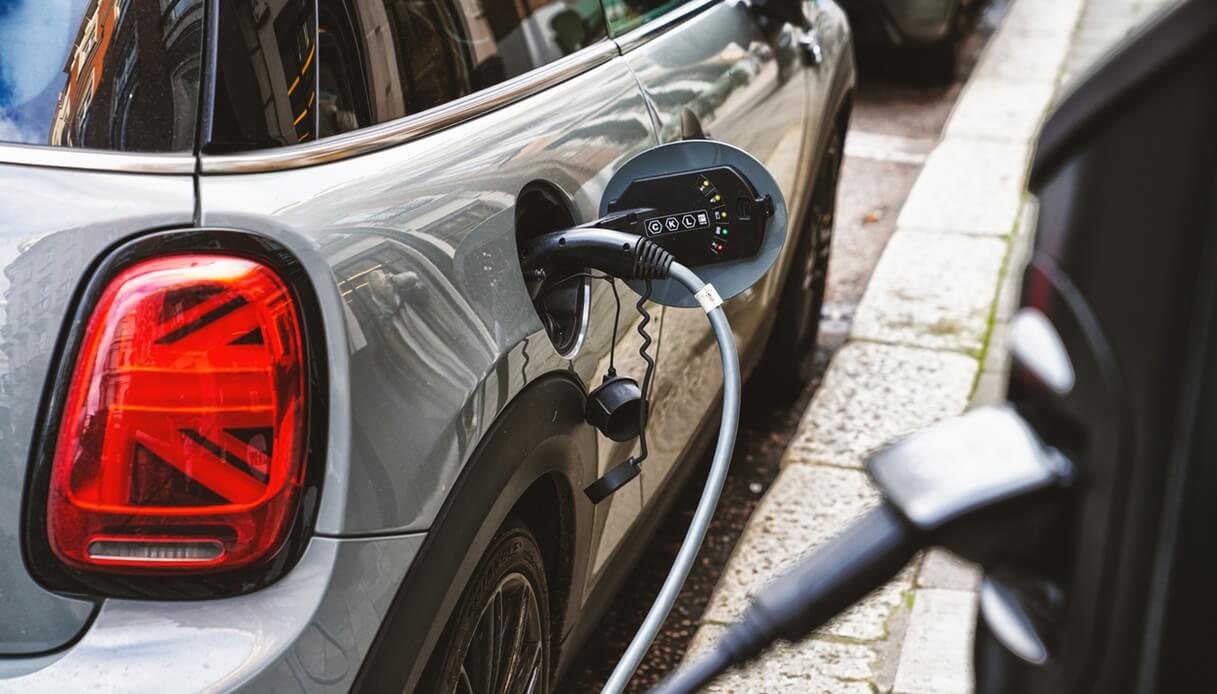 Electric and plug-in hybrid cars overtake diesel in Italy in first half of 2026