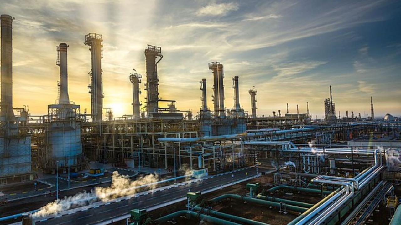 Russia weighs mini-refineries to ease fuel deficit as feedstock and financing constrain plans
