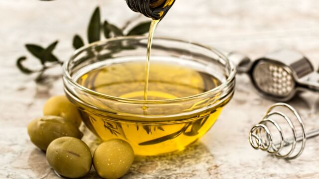Miles de toneladas de aceite de oliva griego siguen sin venderse