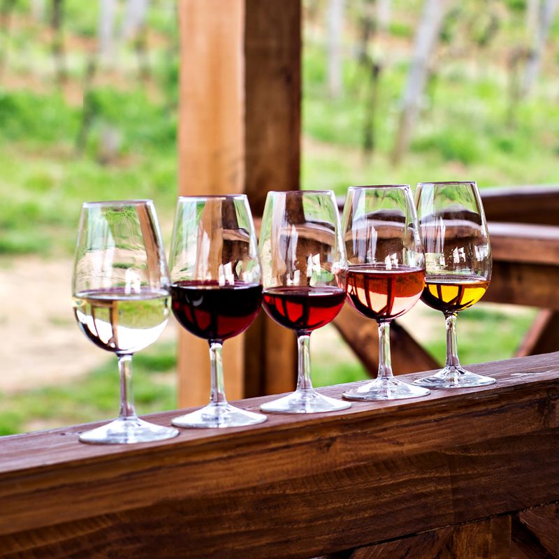 EE. UU. eleva al 12,5% el arancel al vino, la uva y el salmón de Chile