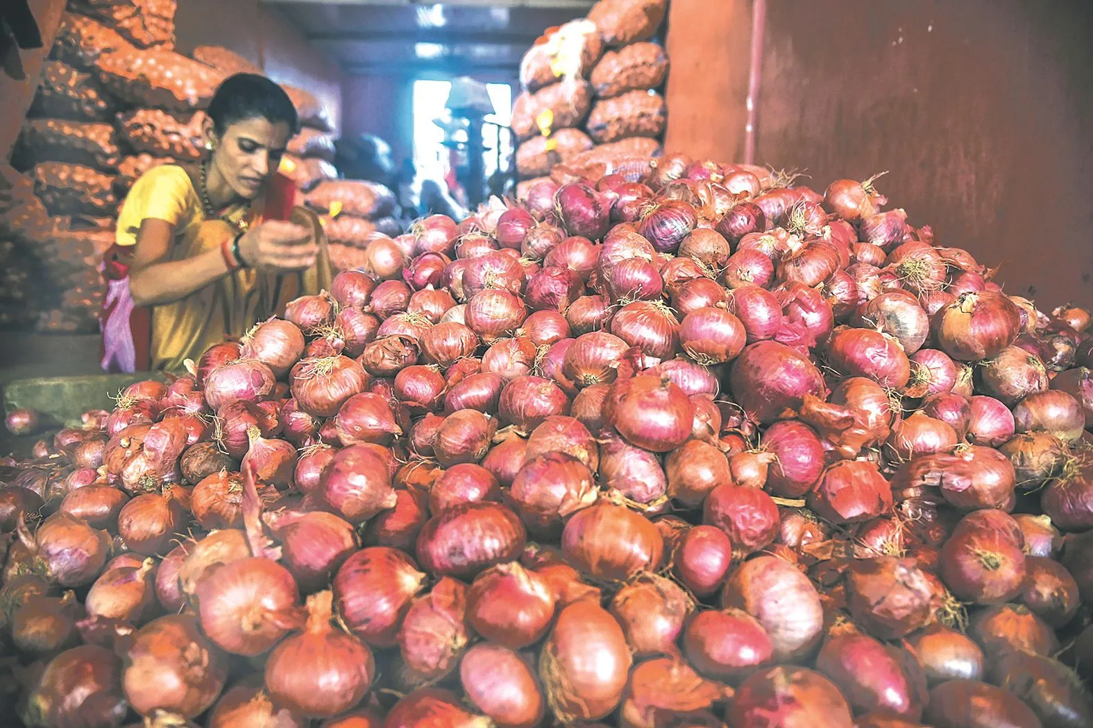 Indian onion prices rise as rain cuts supplies ahead of festival season