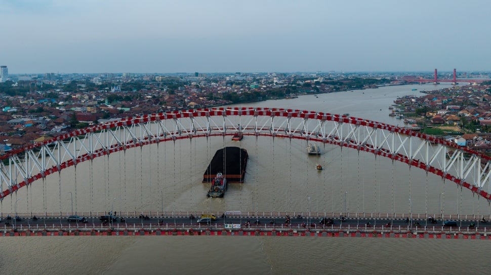 Indonesia’s coal export curbs push mining into contraction in Q2 2026