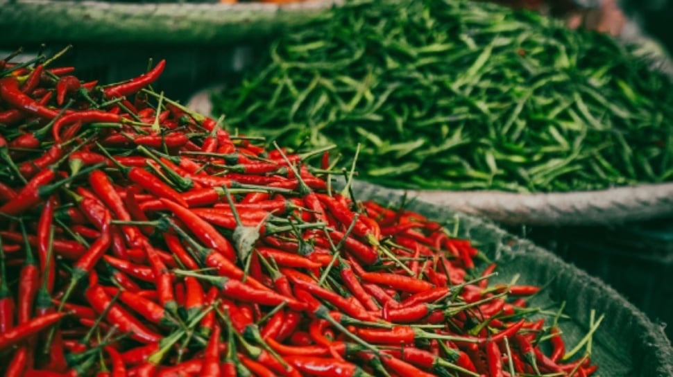 Indonesian staple food prices rise on 12 August: rice, cooking oil and sugar up, green chili plunges