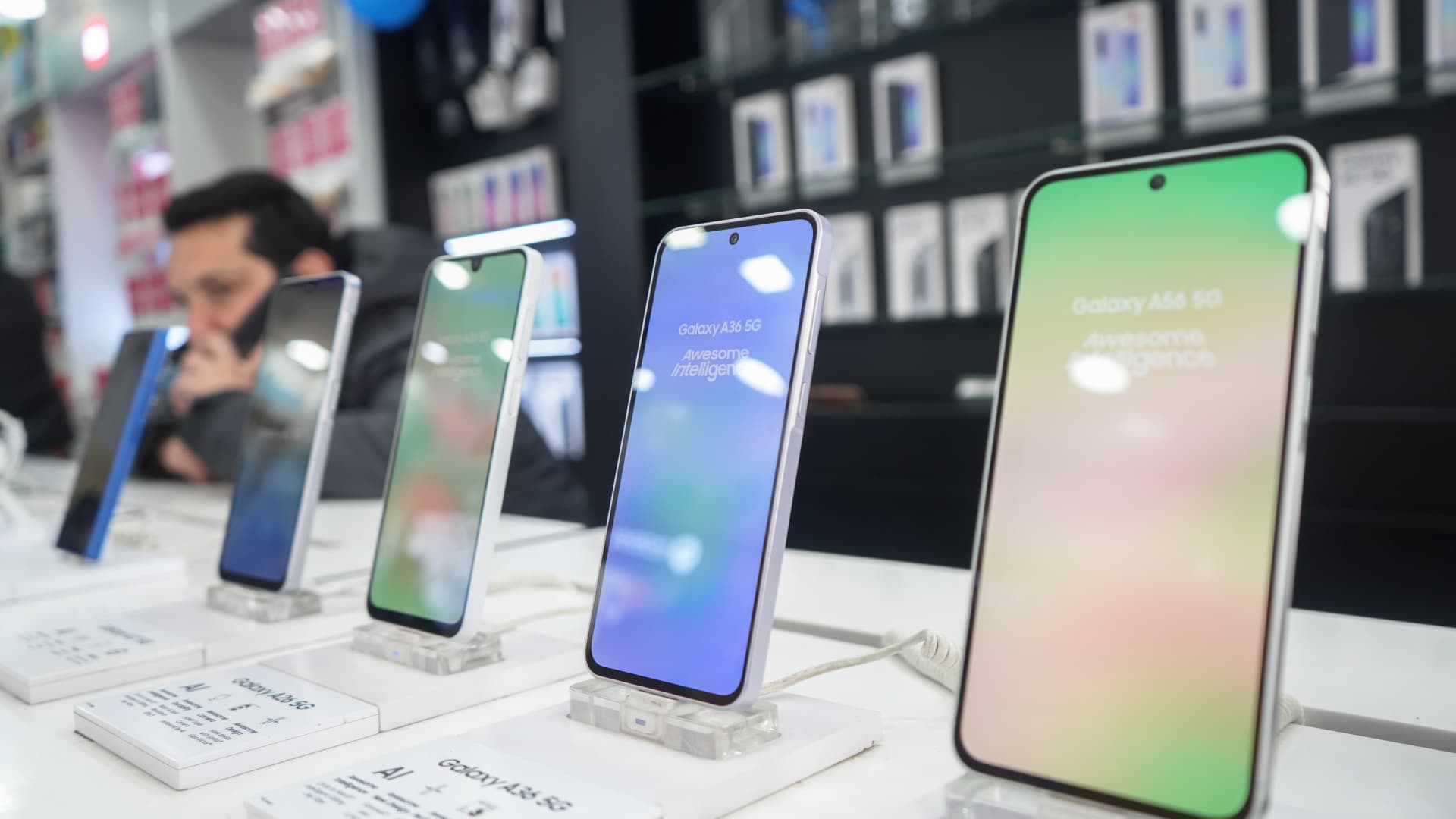 Memory chip surge erodes Chinese smartphone brands’ price advantage in India