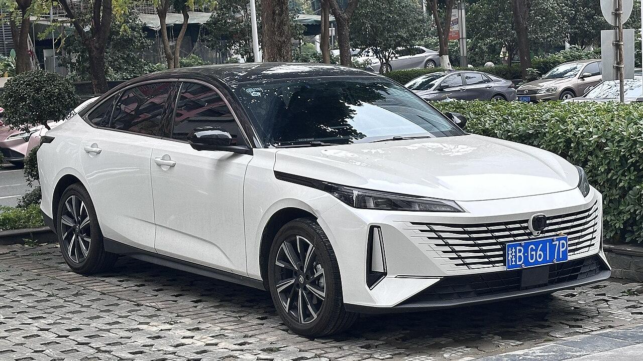 Las marcas rusas y chinas igualan fuerzas en el mercado automovilístico ruso