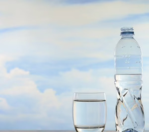 Los nuevos formatos y el bienestar sostienen el agua envasada en España