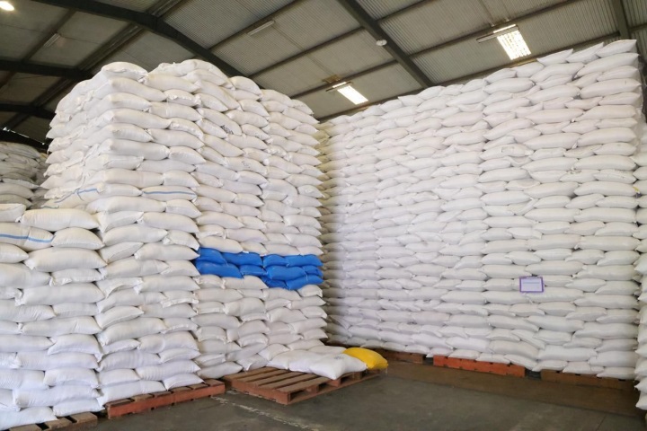 Indonésia suspende importações de arroz quebrado e leiloa stocks da Bulog para farinha
