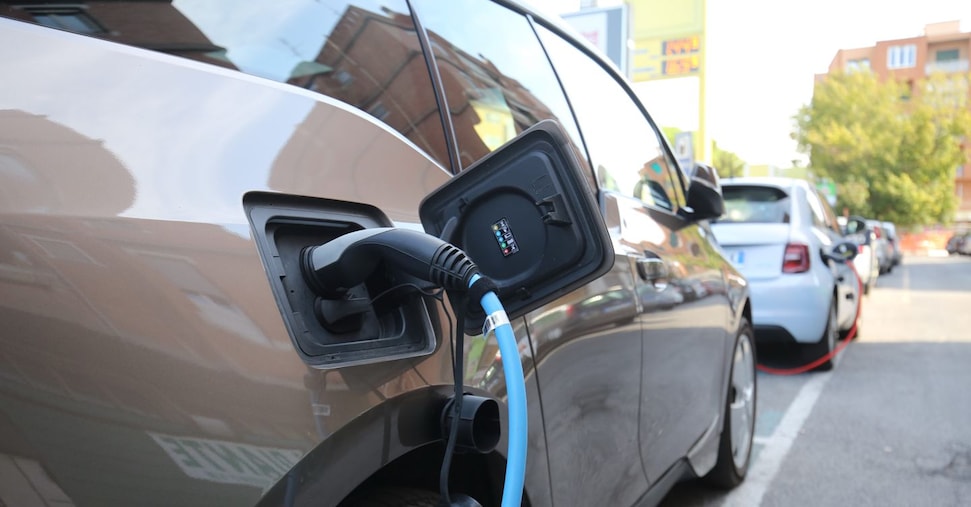 La cuota del coche eléctrico en Italia sube al 12,6 % en 2025, pero el mercado depende de las ayudas
