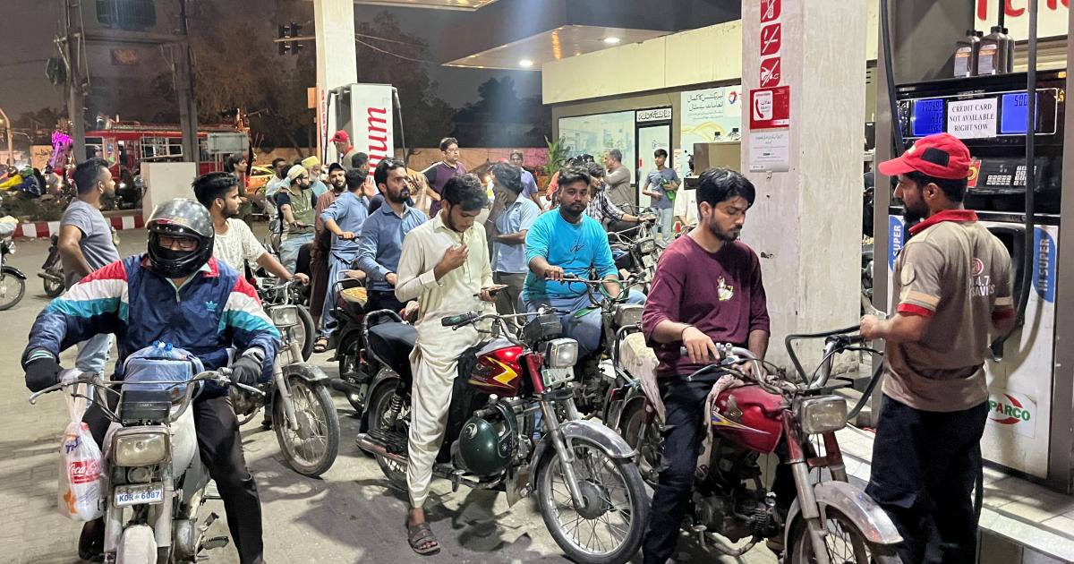 Pakistans Benzin verteuert sich binnen einer Woche um fast 25 Rupien