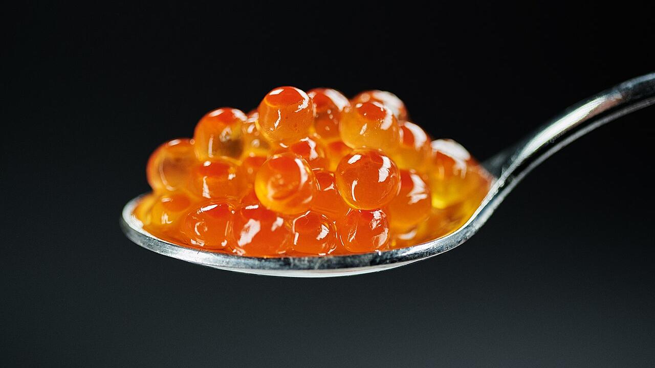Russian salmon roe output drops 66% as weak catch and exports tighten supply