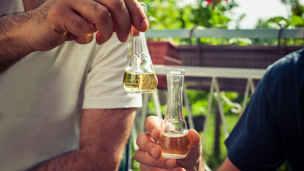 Bulgarische Rakia-Erzeuger drohen mit Protesten: unversteuerte Produktion auf 45 Millionen Liter pro Jahr geschätzt