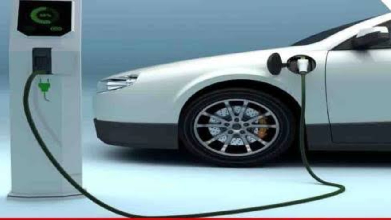 China concentró cerca del 60 % de las ventas mundiales de coches eléctricos en 2024 e India avanza con dos y tres ruedas