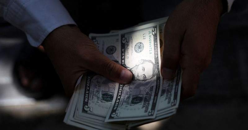 El rial iraní cae mientras el dólar supera 266.000 tomanes y el euro, 300.000